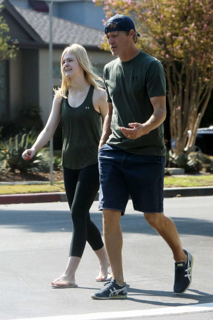 Elle Fanning Out With Her Dad in Studio City 08/24/2016-3
