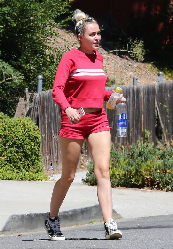 Miley Cyrus Was Seen Out in Santa Monica 08/19/2016-1