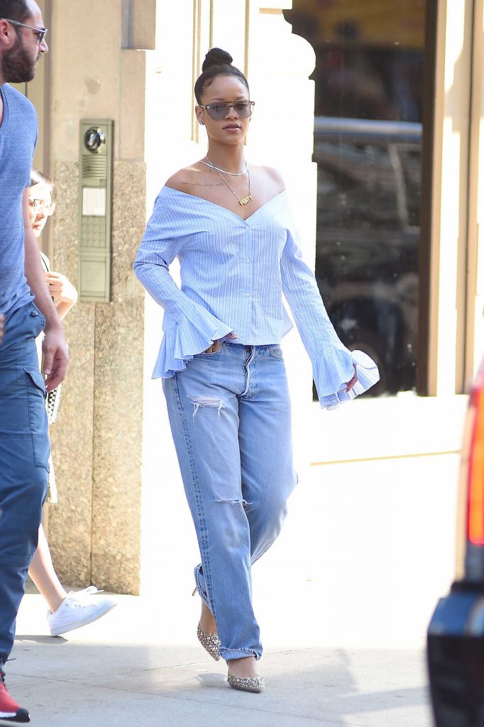 Rihanna Leaves Her Apartment in SoHo, NYC 08/26/2016-1
