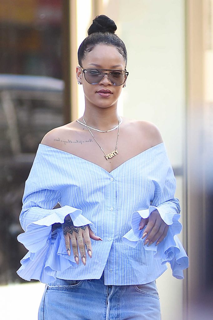 Rihanna Leaves Her Apartment in SoHo, NYC 08/26/2016-4