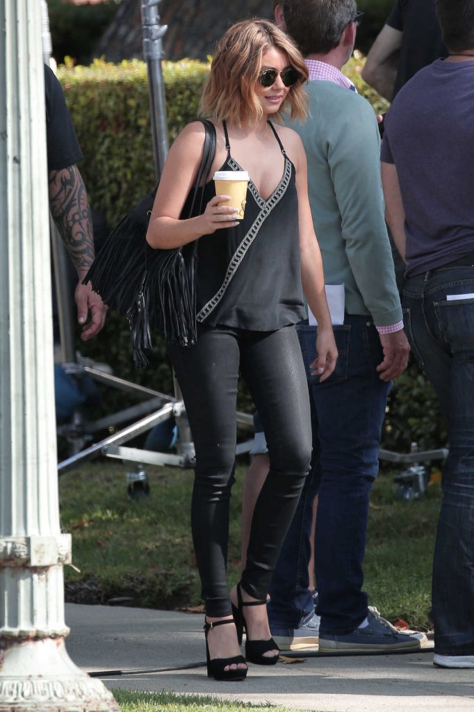 Sarah Hyland on the Set of Modern Family in Los Angeles 08/12/2016-4
