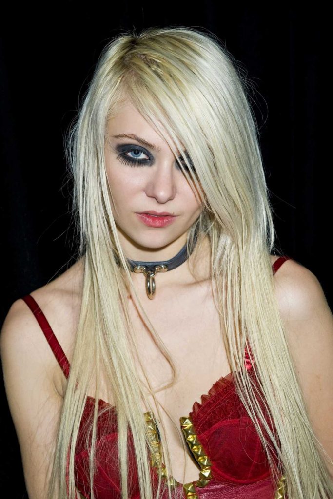 Taylor Momsen Performs at Santos Party House in New York 03/02/2011-4