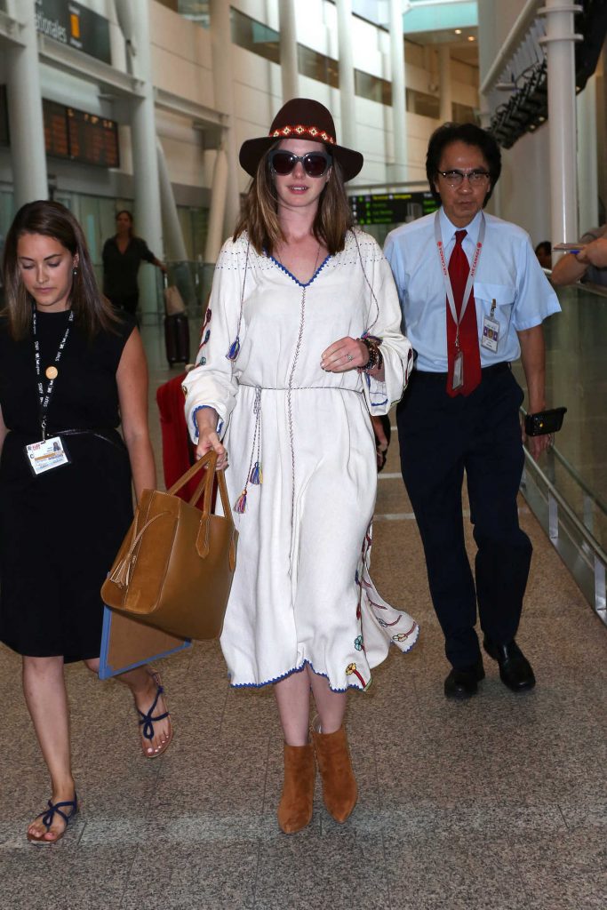 Anne Hathaway at Toronto International Airport 09/08/2016-2