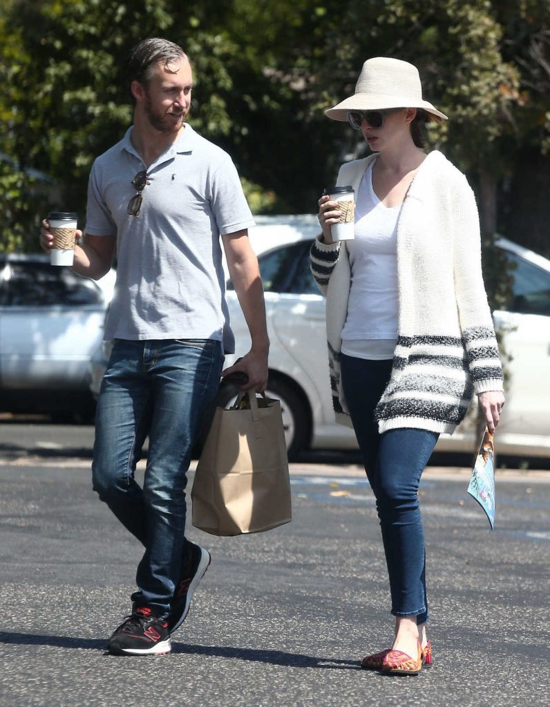 Anne Hathaway Was Seen Out in Los Angeles 09/05/2016-2