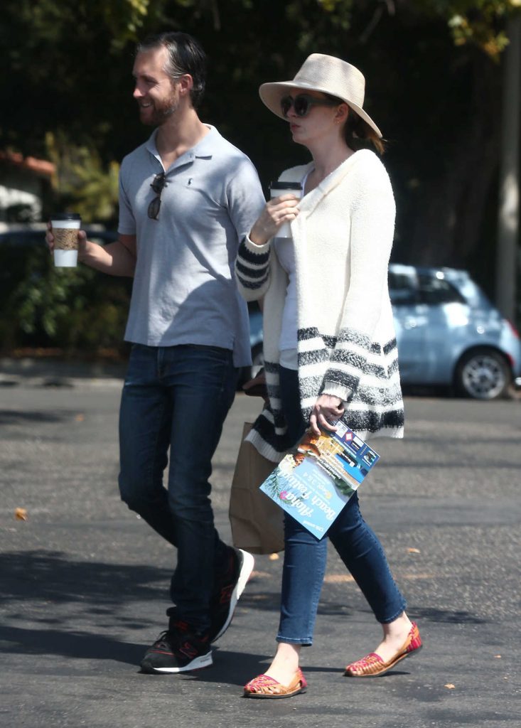 Anne Hathaway Was Seen Out in Los Angeles 09/05/2016-3