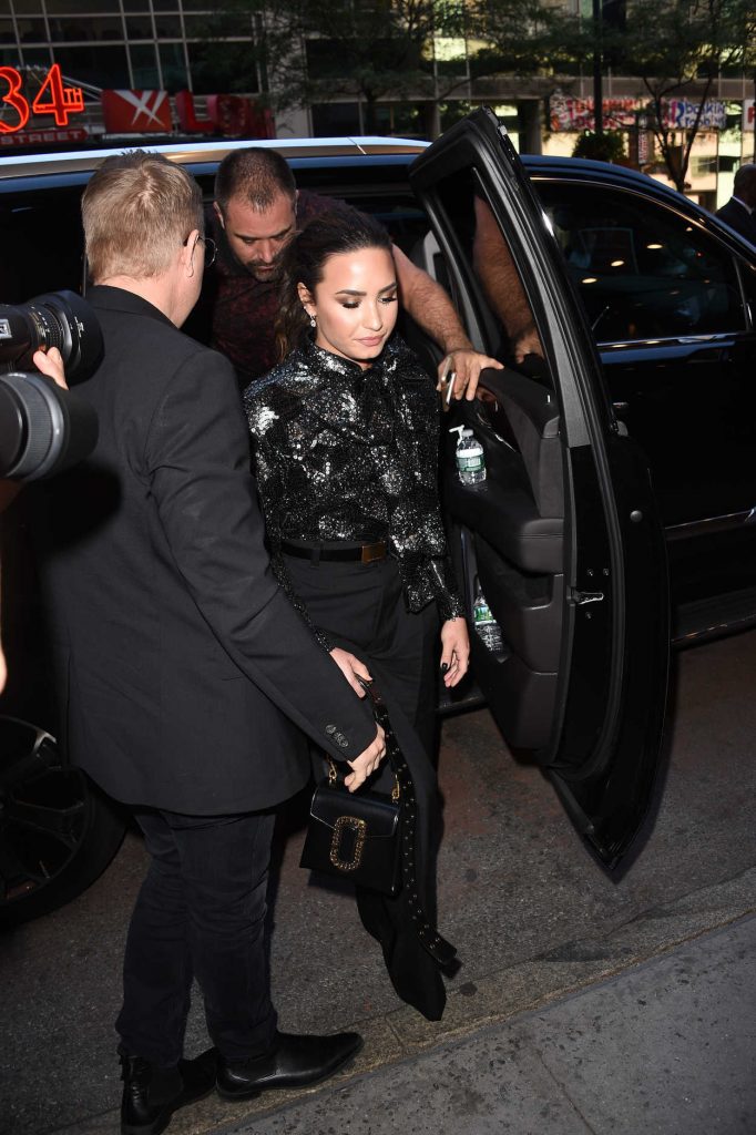 Demi Lovato Arrives at the Marc Jacobs Fashion Show in NYC 09/20/2016-1