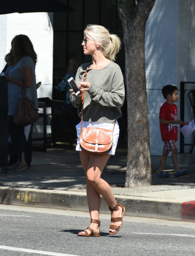 Julianne Hough Has Lunch at Joans on Third in Los Angeles 09/17/2016-5