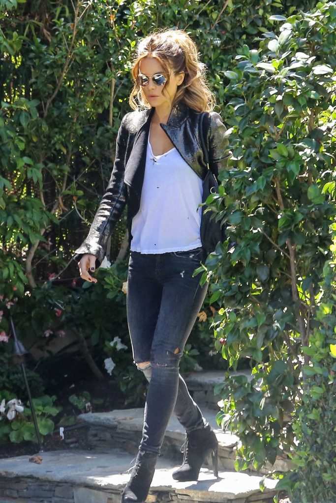 Kate Beckinsale Leaves a Studio in Santa Monica 09/15/2016-4