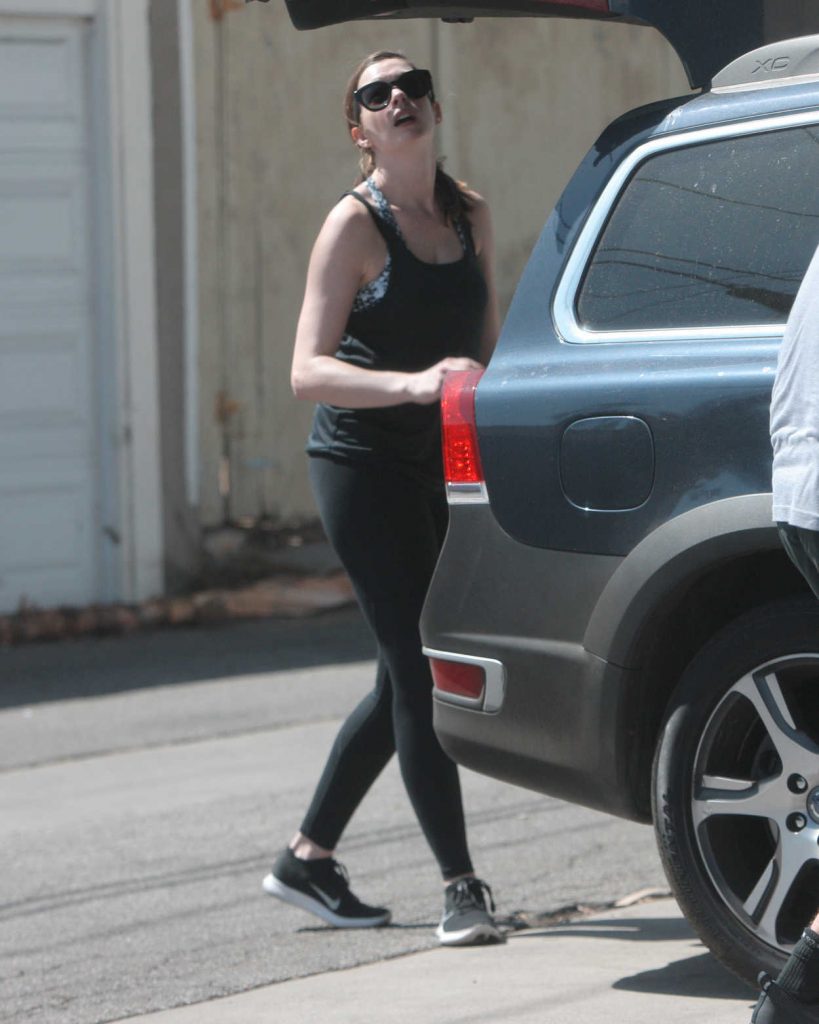 Anne Hathaway Was Seen Out in Los Angeles 10/01/2016-2