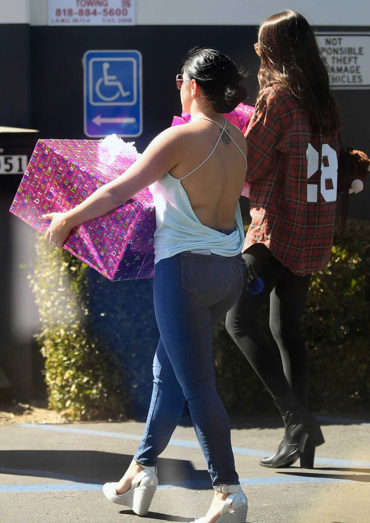 Ariel Winter Was Seen With a Large Package in Los Angeles 10/01/2016-5
