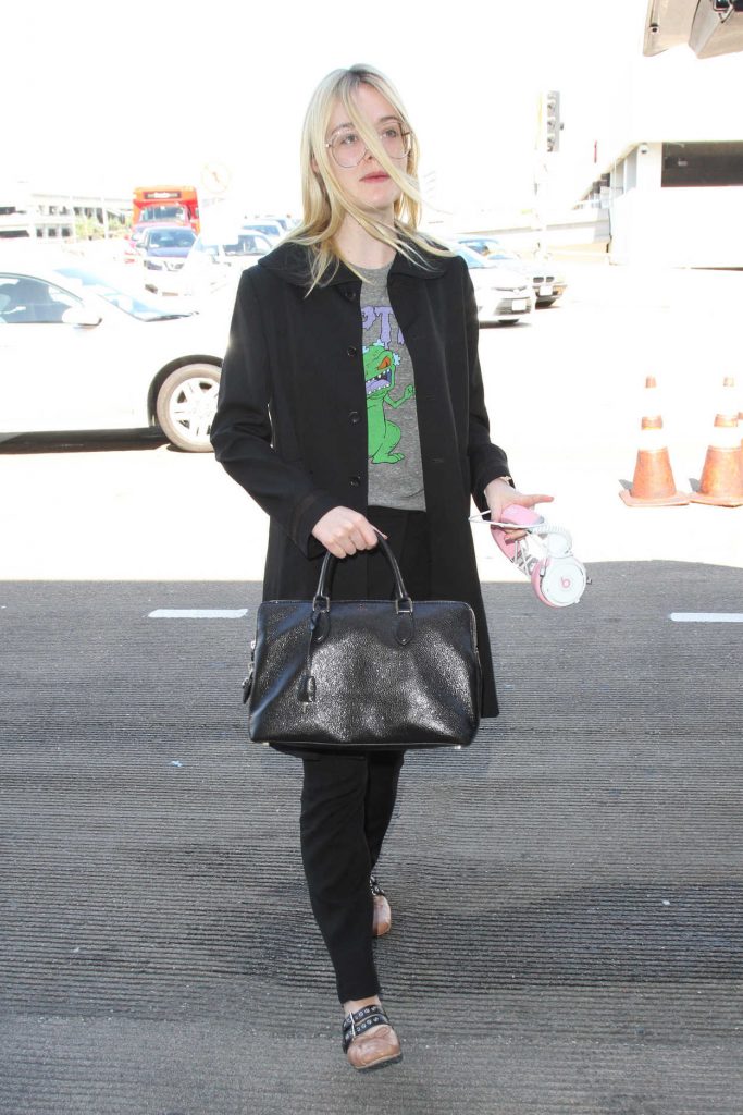 Elle Fanning Arrives at LAX Airport in Los Angeles 10/06/2016-1