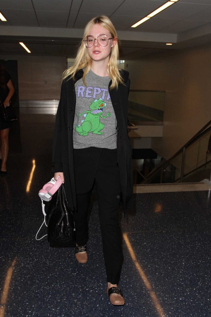 Elle Fanning Arrives at LAX Airport in Los Angeles 10/06/2016-2