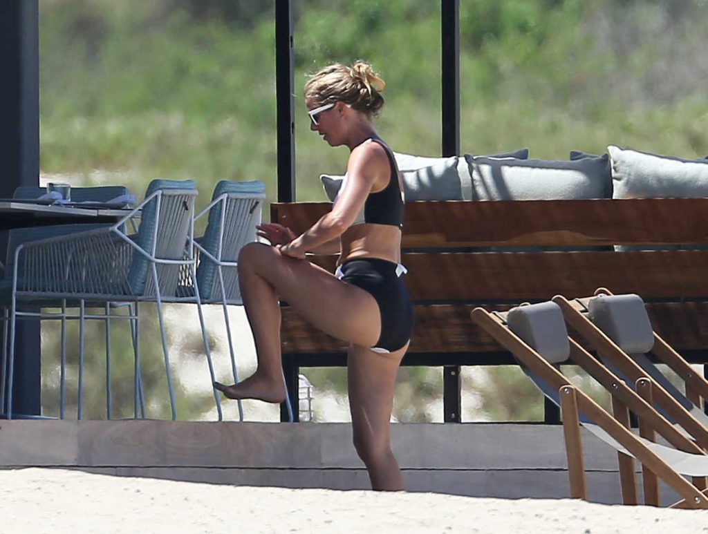 Gwyneth Paltrow in Bikini at the Beach in Mexico 09/27/2016-4