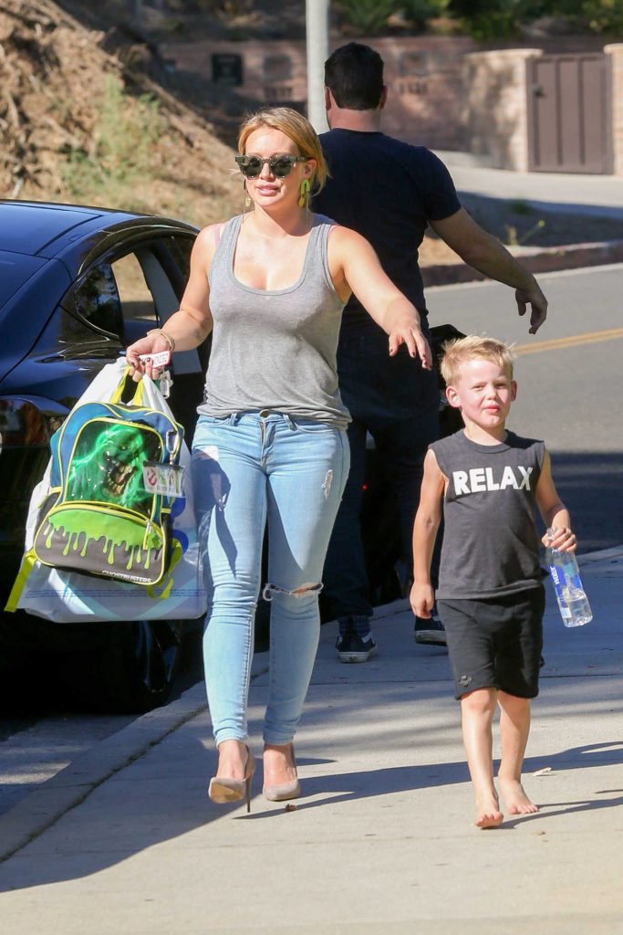 Hilary Duff at the Coldwater Canyon Park in Beverly Hills 10/21/2016-5