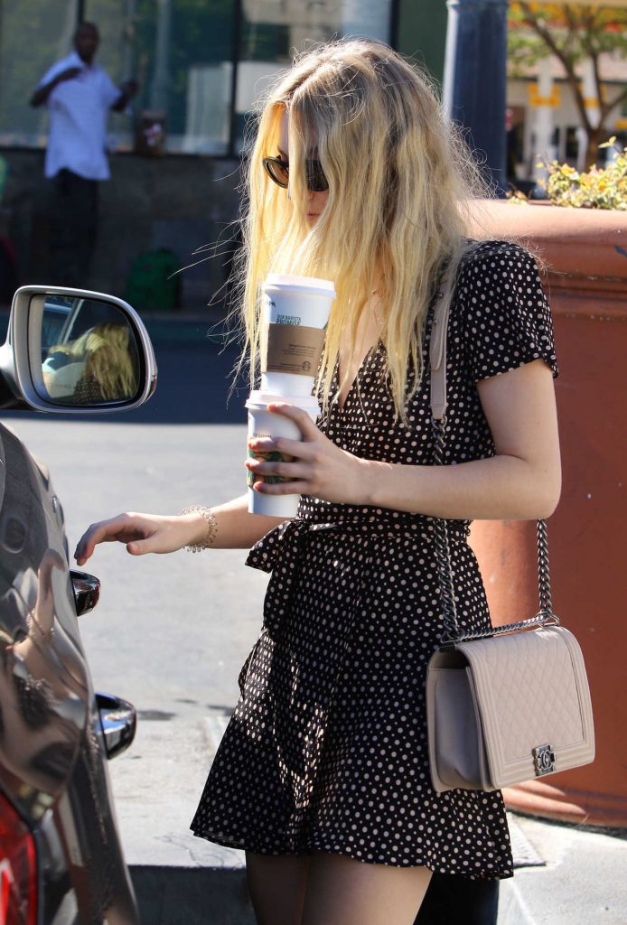 Dakota Fanning Gets Coffee in Studio City 11/08/2016-5