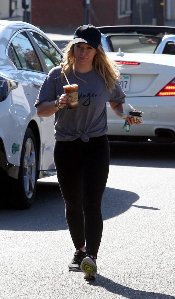 Hilary Duff Picks up a Coffee in Beverly Hills 11/08/2016-1