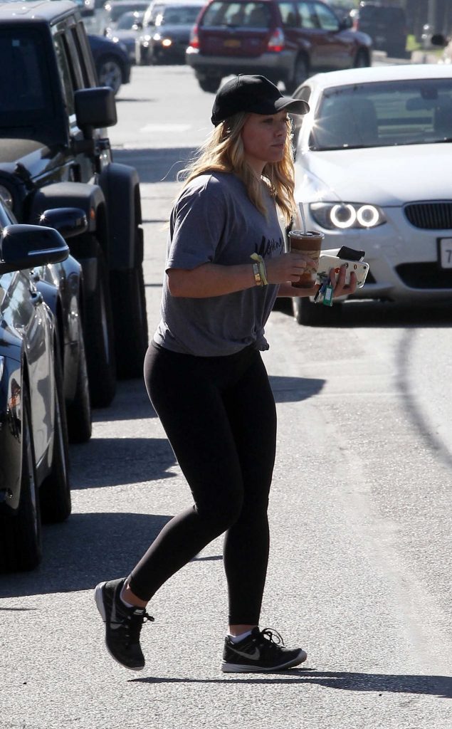 Hilary Duff Picks up a Coffee in Beverly Hills 11/08/2016-2