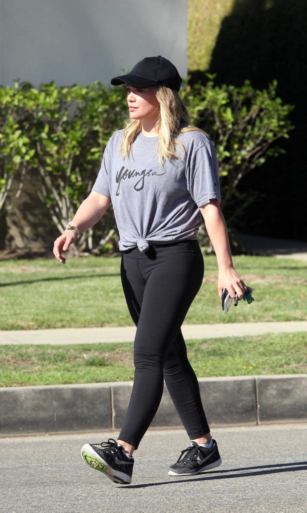 Hilary Duff Picks up a Coffee in Beverly Hills 11/08/2016-3