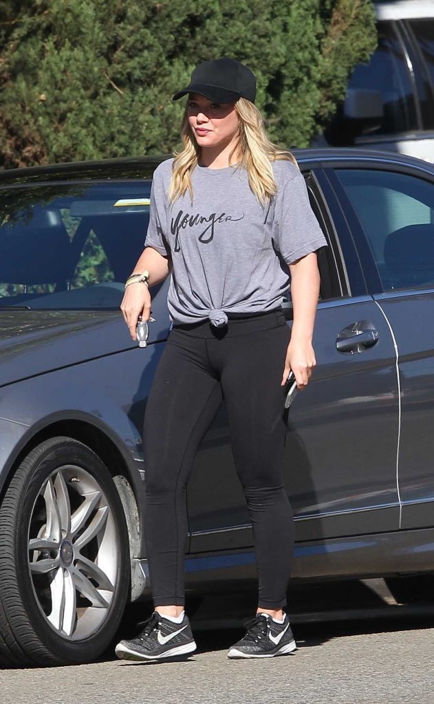 Hilary Duff Picks up a Coffee in Beverly Hills 11/08/2016-4