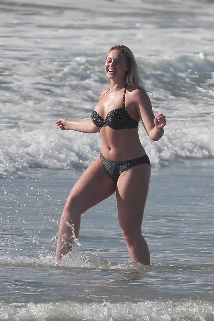 Iskra Lawrence in Bikini at the Venice Beach in California 11/03/2016-2