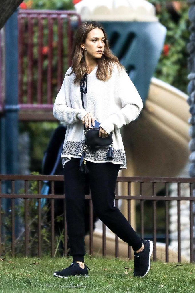 Jessica Alba Was Seen at the Coldwater Canyon Park in Beverly Hills 11/27/2016-2
