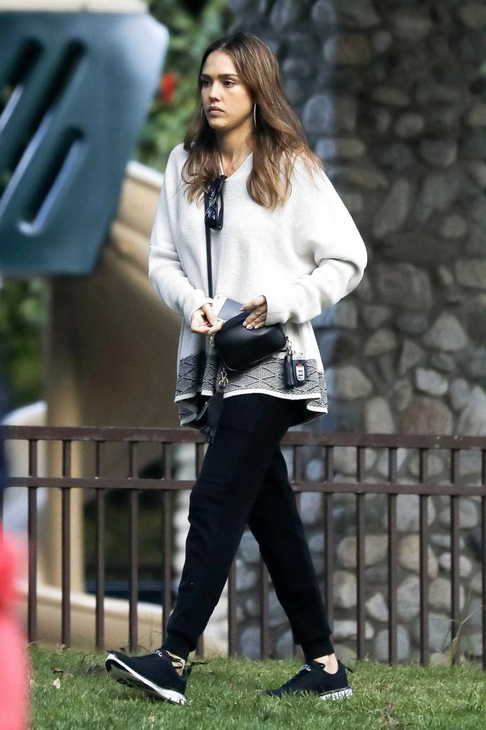 Jessica Alba Was Seen at the Coldwater Canyon Park in Beverly Hills 11/27/2016-3