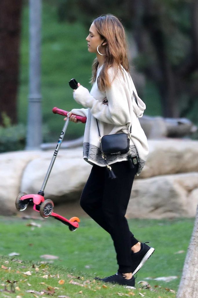 Jessica Alba Was Seen at the Coldwater Canyon Park in Beverly Hills 11/27/2016-4
