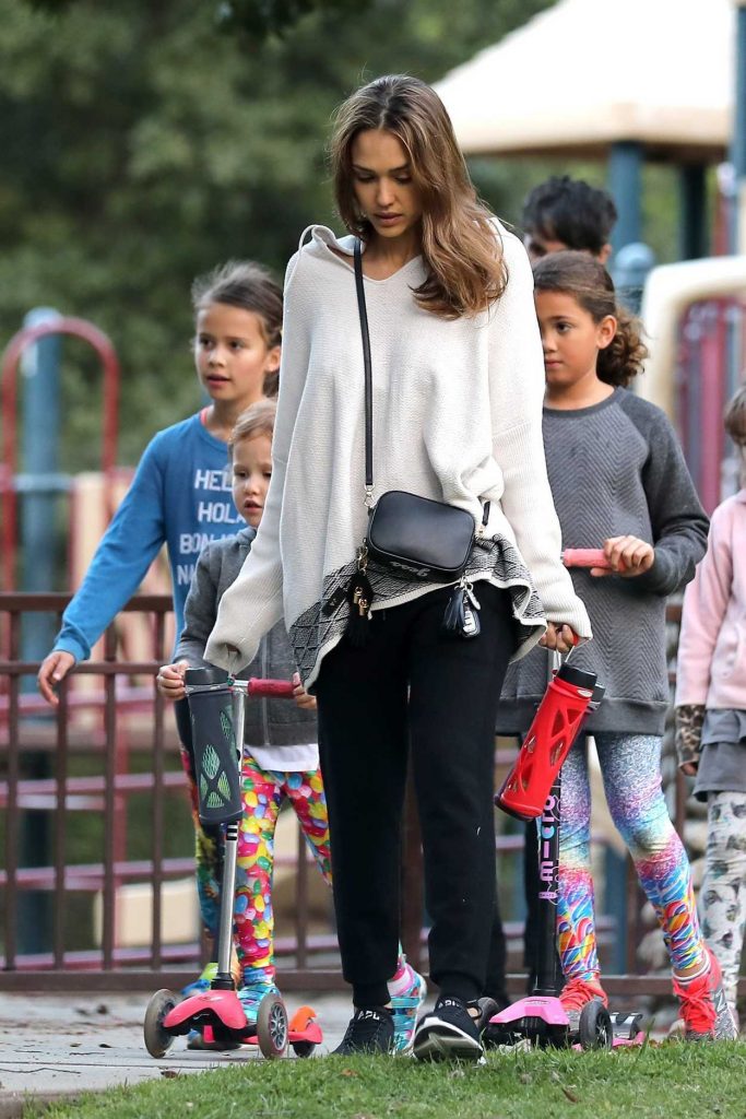 Jessica Alba Was Seen at the Coldwater Canyon Park in Beverly Hills 11/27/2016-5