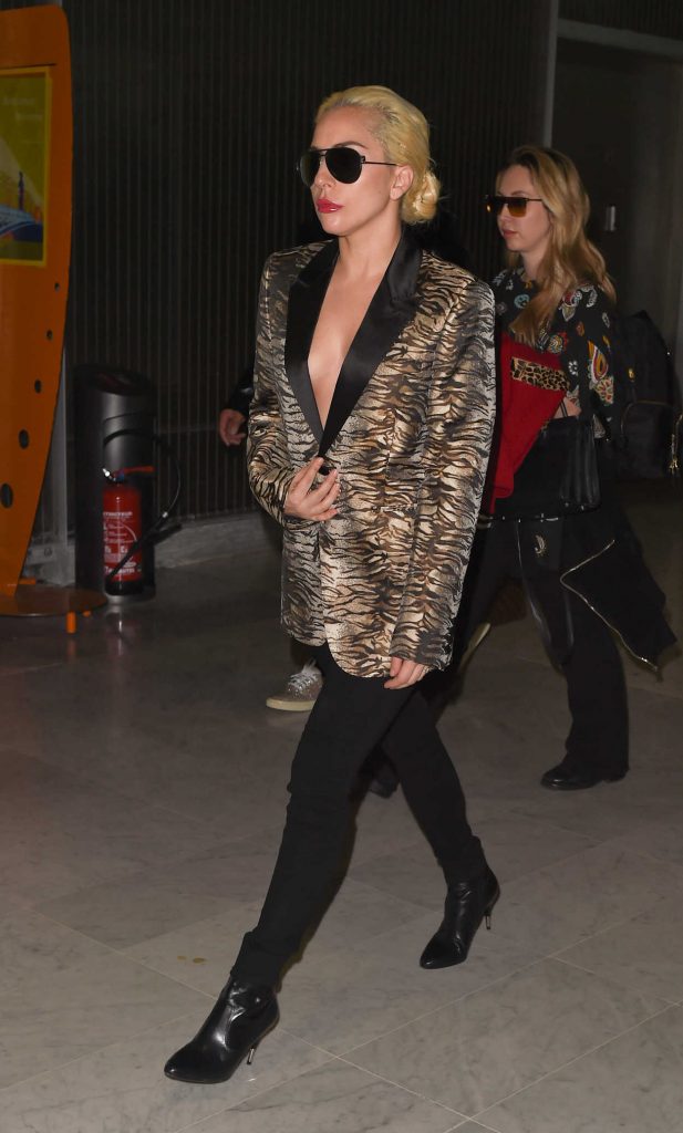 Lady Gaga Arrives at the Airport in Paris 11/27/2016-1