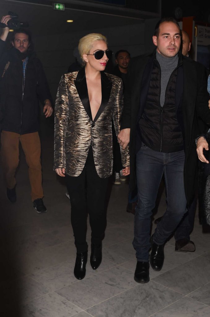 Lady Gaga Arrives at the Airport in Paris 11/27/2016-3