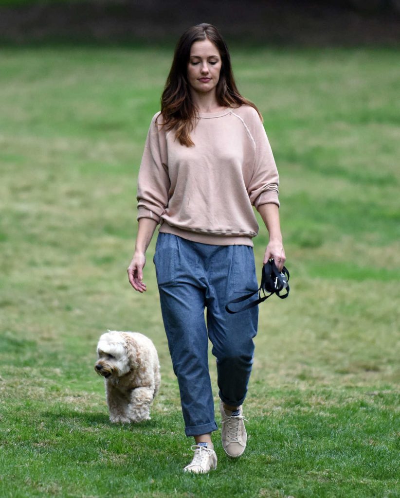 Minka Kelly Was Seen in a Los Angeles Park With Her Dogs 11/02/2016-1