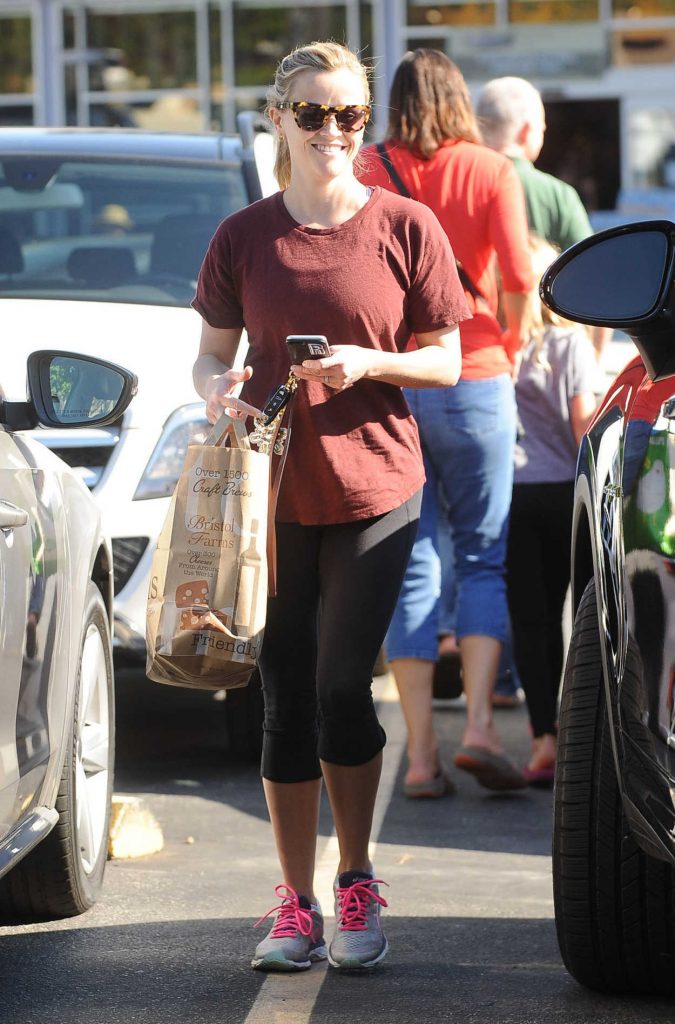 Reese Witherspoon Goes Shopping at Bristol Farms in Santa Monica 11/24/2016-3