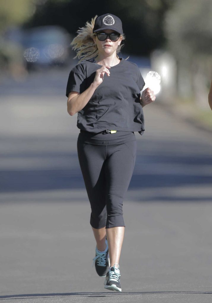 Reese Witherspoon Was Seen Out for a Jog in Brentwood 11/10/2016-1
