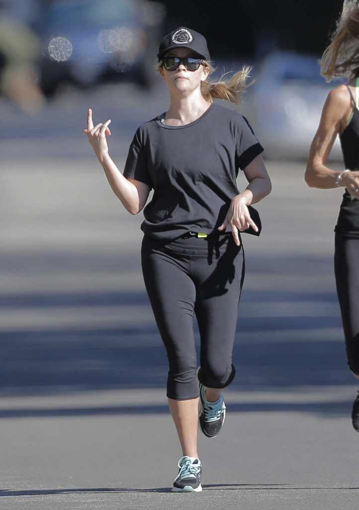 Reese Witherspoon Was Seen Out for a Jog in Brentwood 11/10/2016-2