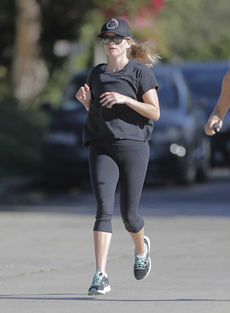 Reese Witherspoon Was Seen Out for a Jog in Brentwood 11/10/2016-3