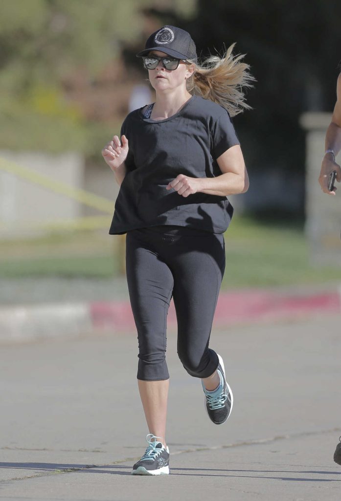Reese Witherspoon Was Seen Out for a Jog in Brentwood 11/10/2016-4