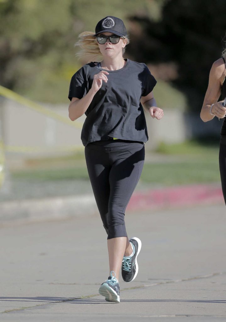 Reese Witherspoon Was Seen Out for a Jog in Brentwood 11/10/2016-5