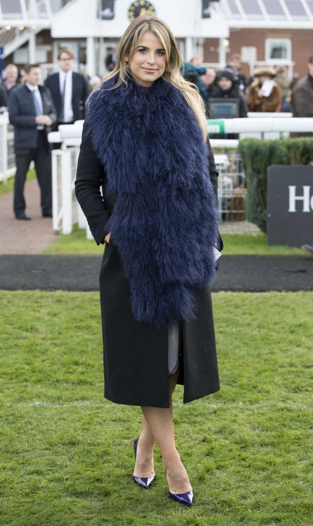 Vogue Williams at the Hennessy Gold Cup at Newbury Racecourse 11/26/2016-1