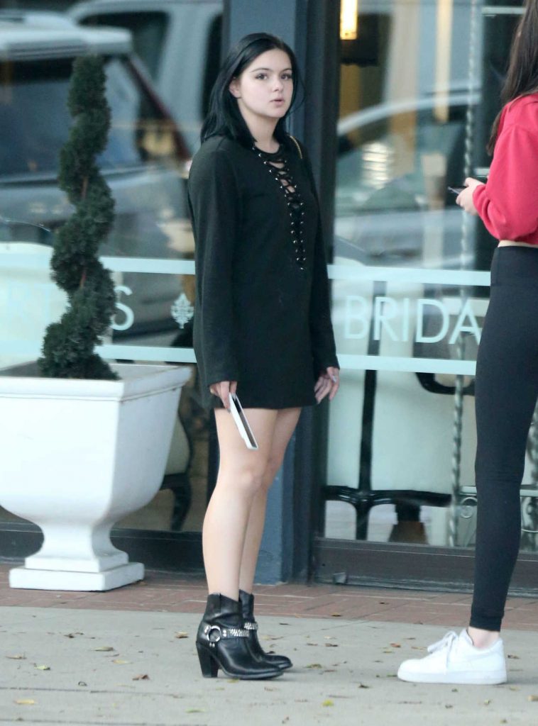Ariel Winter Stops by the Nail Bar and Beauty Lounge in Beverly Hills 12/30/2016-2