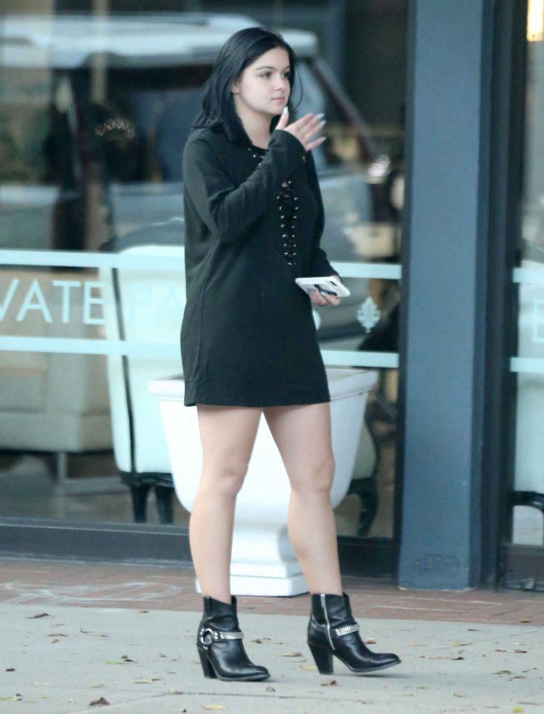 Ariel Winter Stops by the Nail Bar and Beauty Lounge in Beverly Hills 12/30/2016-3