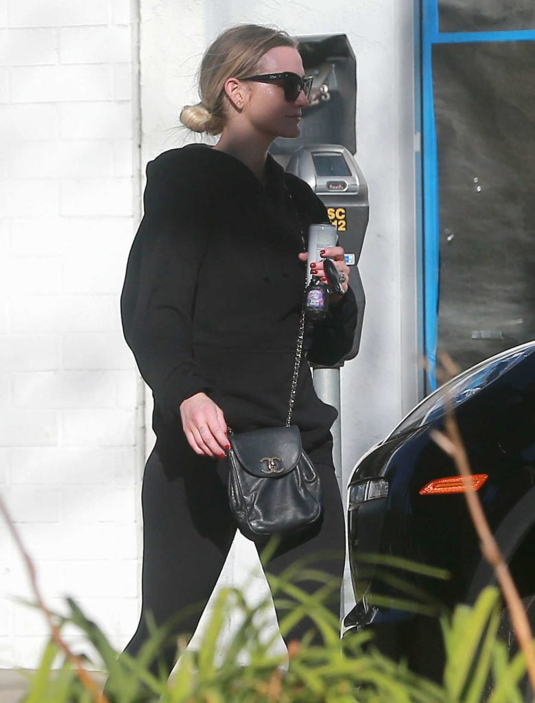 Ashlee Simpson Leaves a Gym in Studio City 12/20/2016-2
