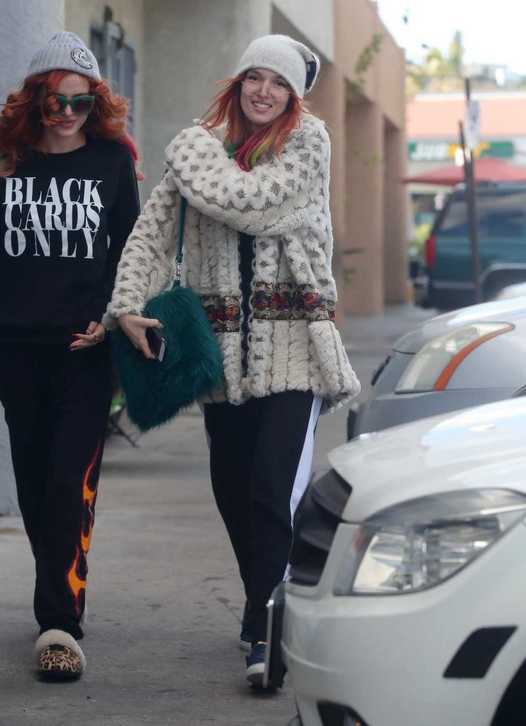 Bella Thorne Goes Out for Breakfast With Friends in Los Angeles 12/24/2016-2