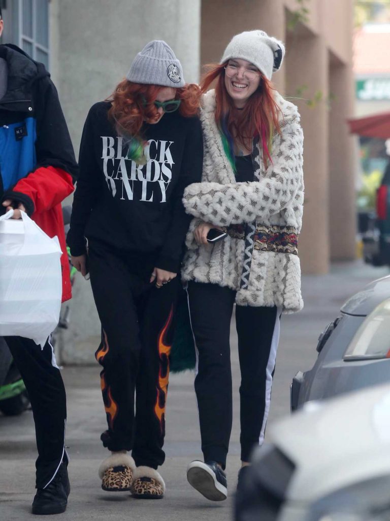 Bella Thorne Goes Out for Breakfast With Friends in Los Angeles 12/24/2016-4