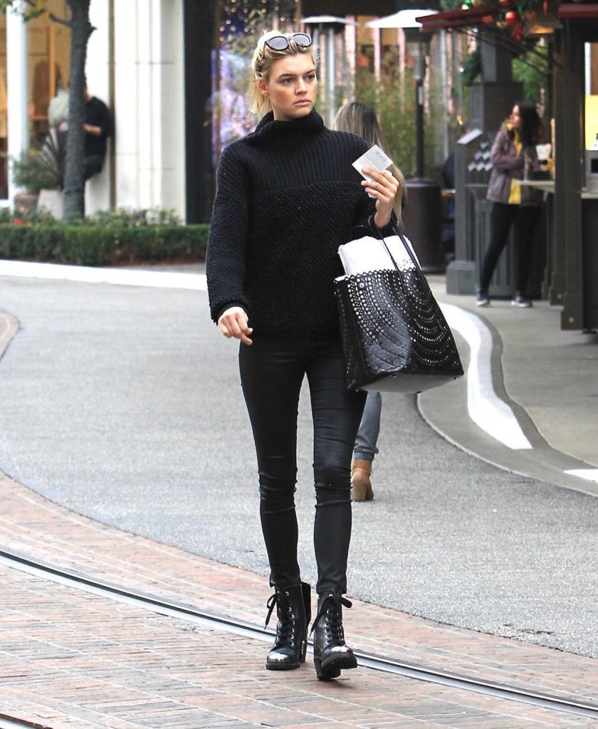 Kelly Rohrbach Goes Shopping at the Grove in Los Angeles 12/15/2016-1