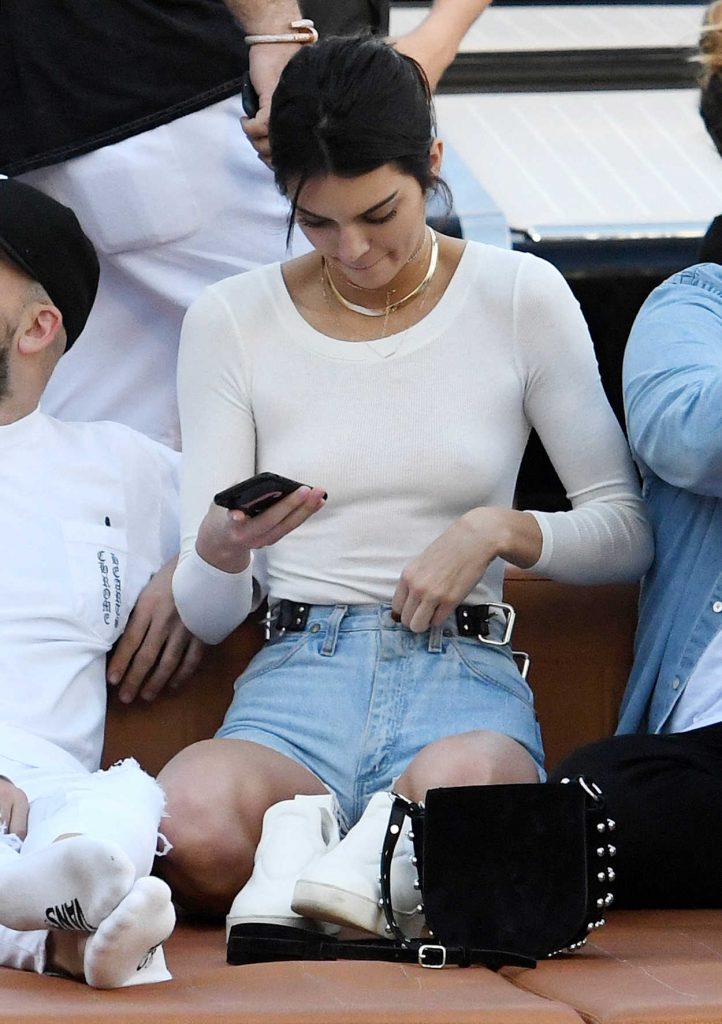 Kendall Jenner Was Seen on a Boat in Miami 12/03/2016-5