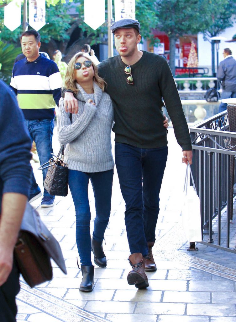 Sarah Hyland Was Seen Out in Los Angeles 11/29/2016-3