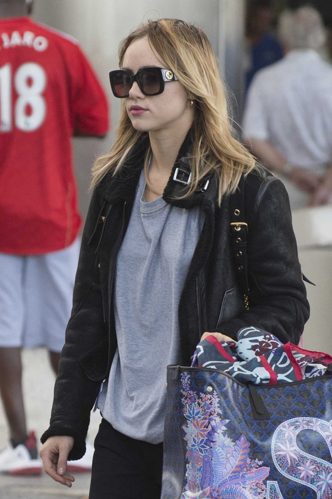 Suki Waterhouse Arrives at the Airport in Barbados 12/20/2016-4