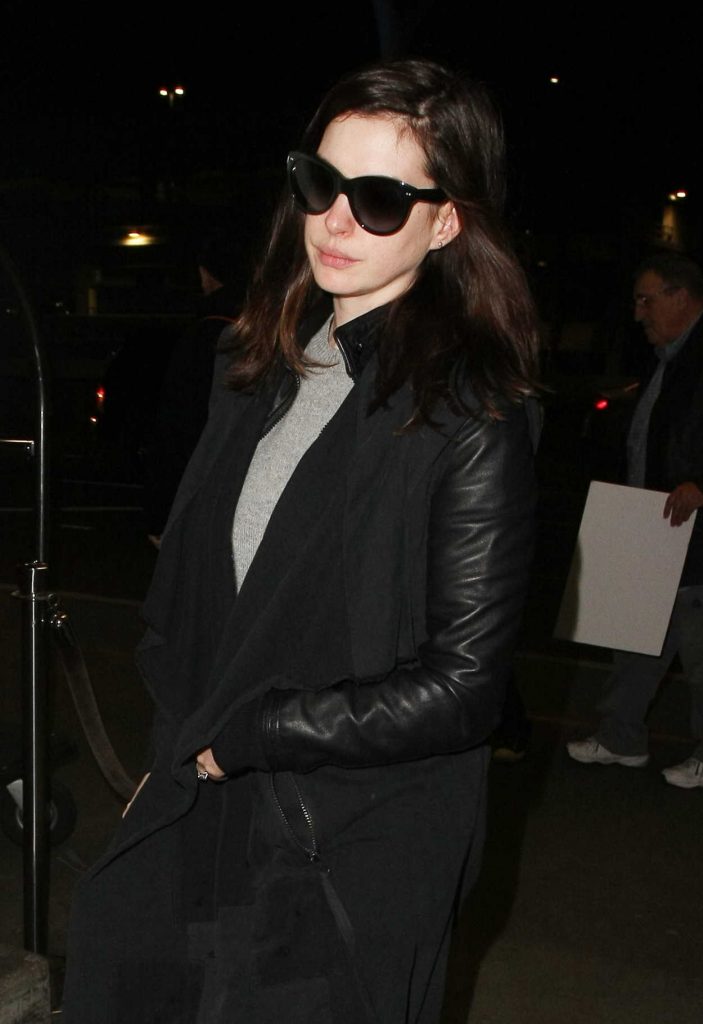Anne Hathaway Was Seen at LAX Airport in Los Angeles 01/06/2017-4