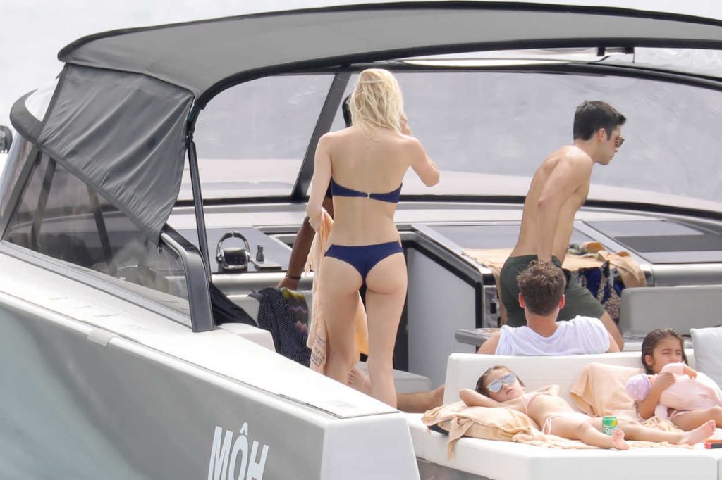 Devon Windsor in Bikini With Boyfriend at a Boat in St Barts 01/30/2017-5