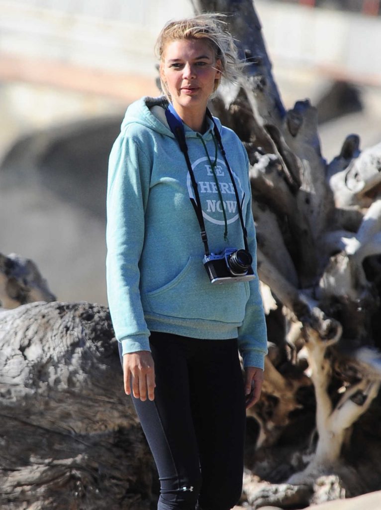Kelly Rohrbach Was Seen at the Beach in Malibu 01/14/2017-1